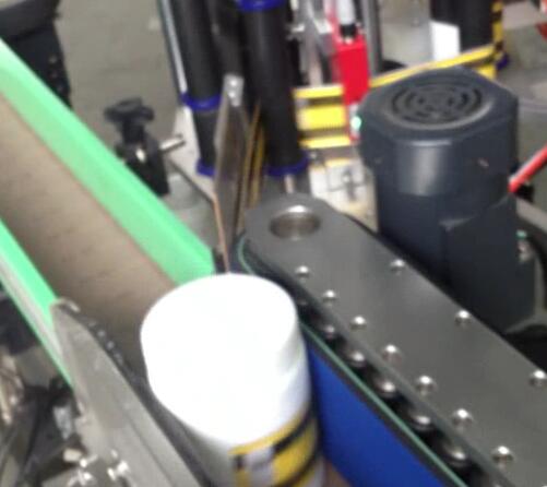 دستگاه برچسب زدن بطری گرد ، دستگاه بطری و برچسب زدن برای شیشه قند چرخ شده