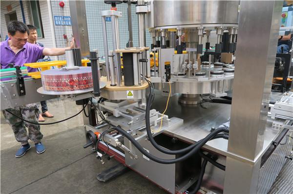 دستگاه برچسب زنی استیکر چرخشی CE تک بطری تمام اتوماتیک بالدار