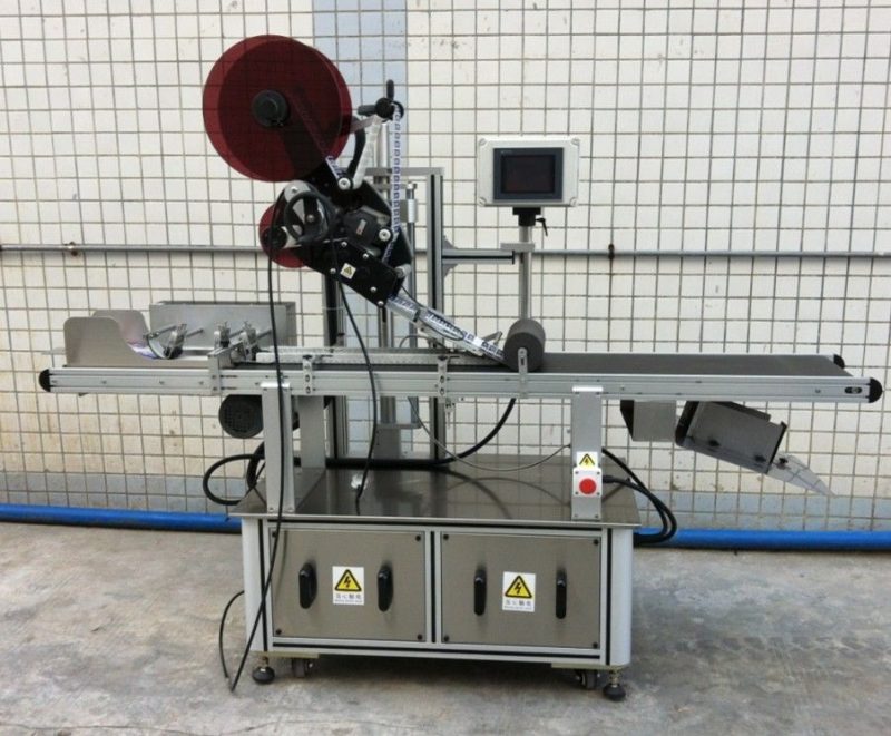 دستگاه برچسب زنی برتر چین برای ماسک / کارتن پخش نشده / کیسه های کاغذی، تامین کننده اپلیکاتور برچسب سطح صاف